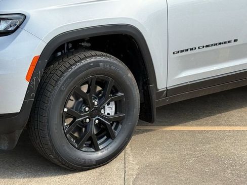 New 2025 Jeep Grand Cherokee L Altitude RWD image 9