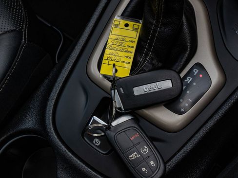 Used 2016 Jeep Cherokee Limited w/ Luxury Group image 32