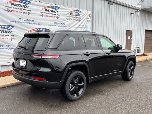 New 2025 Jeep Grand Cherokee Altitude image 13