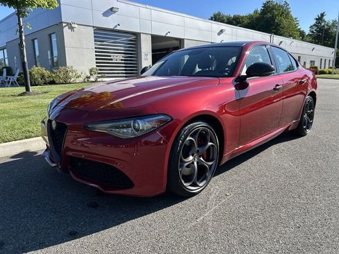Used 2018 Alfa Romeo Giulia Ti Sport w/ Quick Order Package 22S Sport AWD/4WD image 4