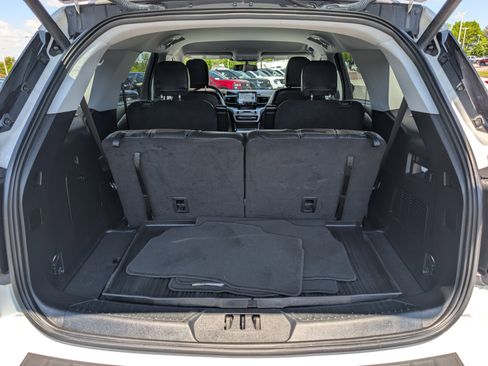 Used 2022 Ford Explorer XLT w/ Equipment Group 202A AWD/4WD image 13