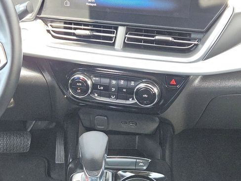 Used 2025 Chevrolet Trax LT w/ LT Convenience Package FWD image 21
