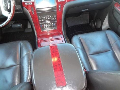 Used 2011 Cadillac Escalade Premium image 21