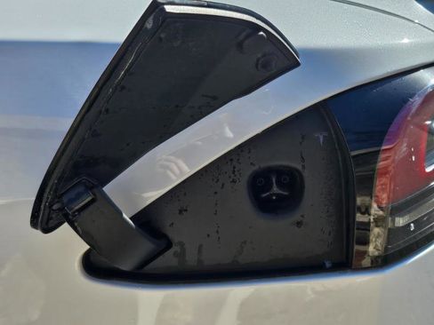 Used 2022 Tesla Model S AWD image 30