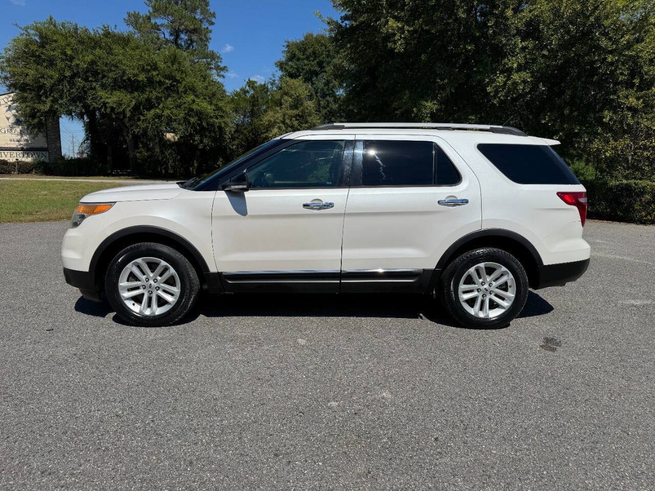 Used 2014 Ford Explorer XLT w/ Equipment Group 202A AWD/4WD image 3