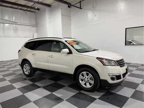 Used 2014 Chevrolet Traverse LT image 1