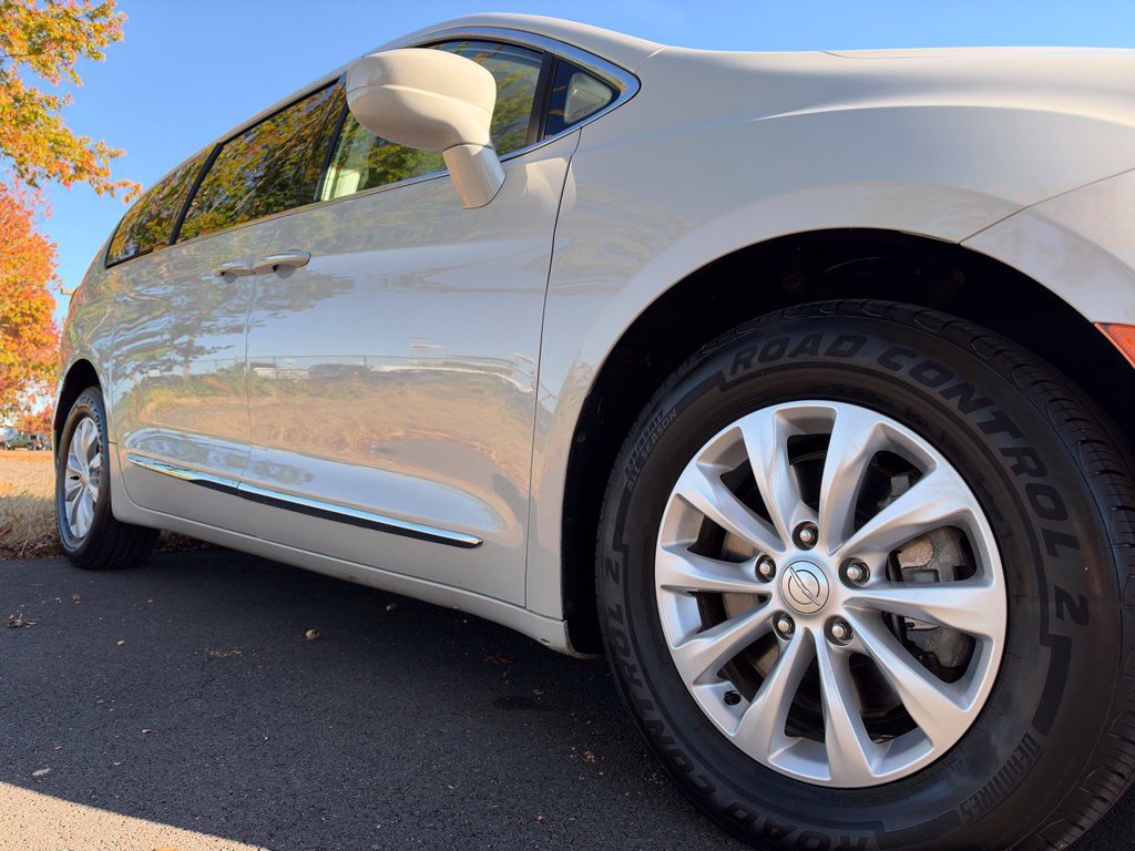 Used 2017 Chrysler Pacifica Touring-L FWD image 50