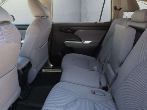 Used 2023 Toyota Highlander LE FWD image 14