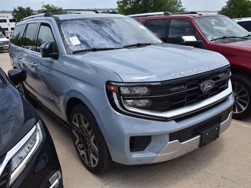 Used 2025 Ford Expedition Platinum w/ Platinum Ultimate Package AWD/4WD image 4