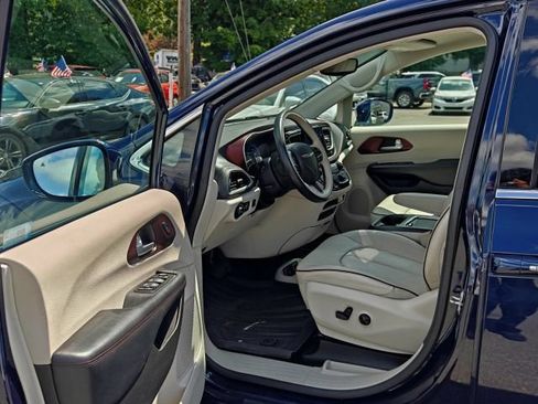 Used 2017 Chrysler Pacifica Limited w/ UConnect Theater Package FWD image 12
