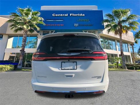 New 2026 Chrysler Pacifica Limited w/ Uconnect Theater Family Group image 6