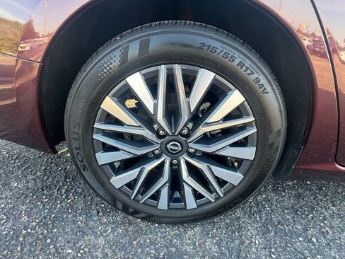 Used 2025 Nissan Altima 2.5 SV FWD image 11