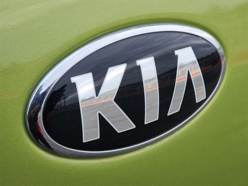 Used 2016 Kia Soul + image 11