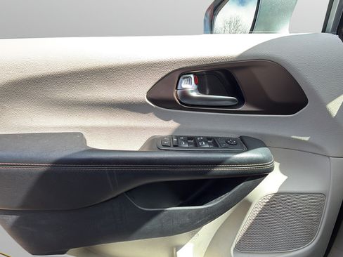Used 2019 Chrysler Pacifica Touring-L FWD image 18