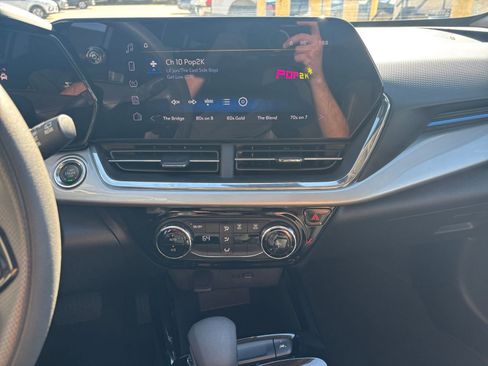 Used 2025 Chevrolet Trax LT image 18