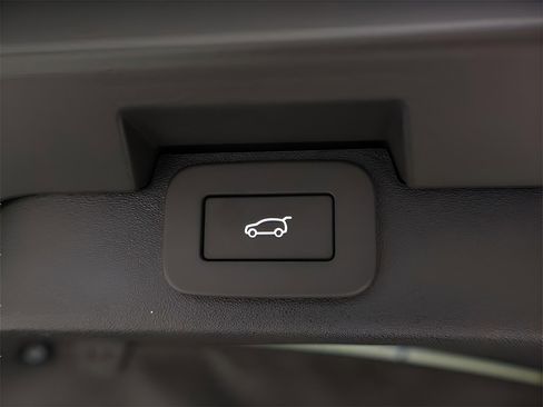 Used 2025 Land Rover Discovery Metropolitan Edition image 38