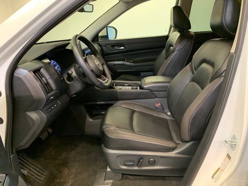 Used 2024 Nissan Pathfinder SL AWD/4WD image 17