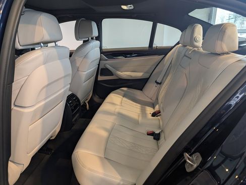 Used 2021 BMW M550i xDrive w/ Dynamic Handling Package image 24