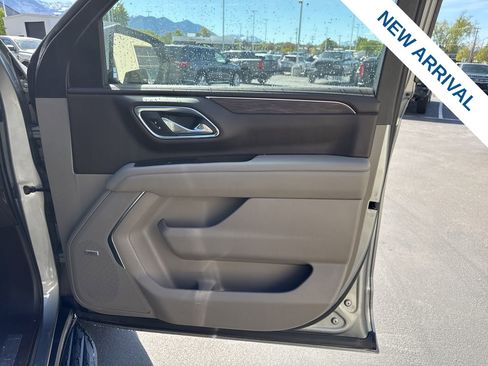 Used 2023 Chevrolet Suburban LT w/ Luxury Package AWD/4WD image 10