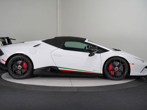 Used 2018 Lamborghini Huracan Performante AWD/4WD image 8