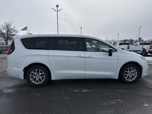 Used 2024 Chrysler Pacifica Touring-L image 9