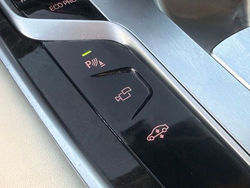 Used 2016 BMW 750i xDrive image 26