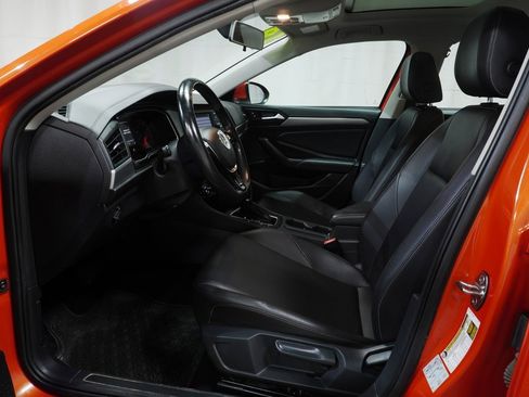 Used 2019 Volkswagen Jetta SE w/ Cold Weather Package image 9