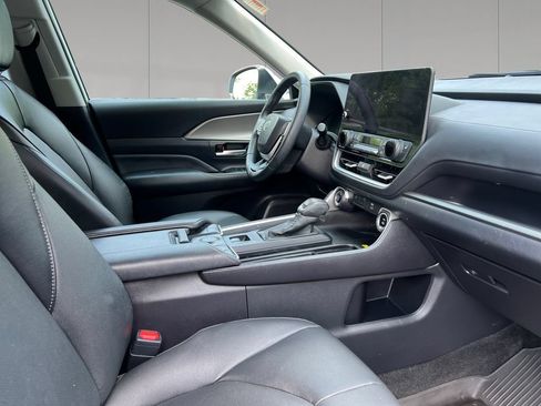Used 2024 Toyota Grand Highlander AWD image 16