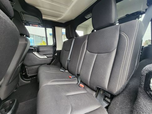 Used 2017 Jeep Wrangler Unlimited Sahara w/ Connectivity Group image 40