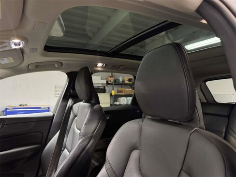 Used 2021 Volvo XC60 T5 Momentum w/ Advanced Package image 12