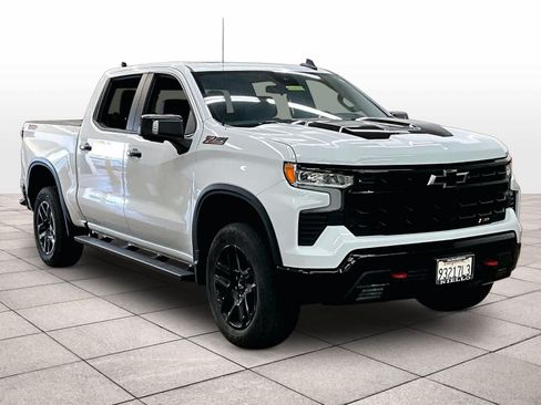 Used 2022 Chevrolet Silverado 1500 LT Trail Boss w/ Convenience Package II AWD/4WD image 2