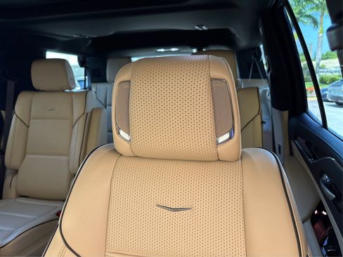 Used 2024 Cadillac Escalade Premium Luxury AWD/4WD image 30