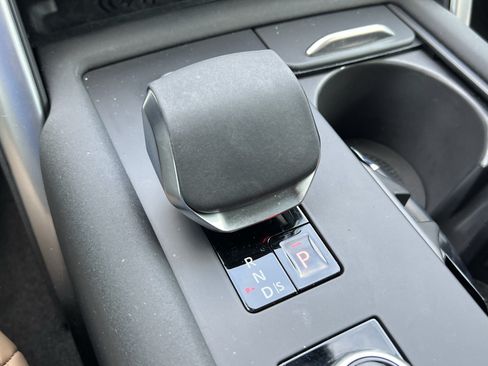 Used 2025 Land Rover Discovery Dynamic SE AWD/4WD image 25