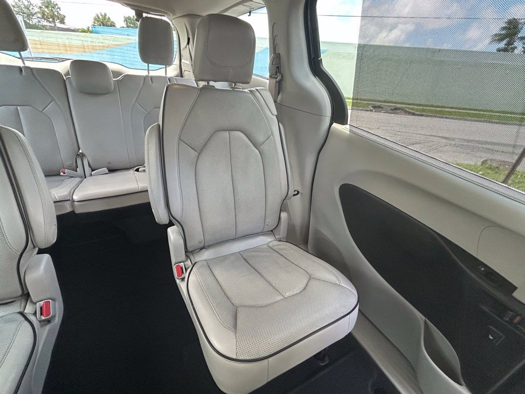 Used 2021 Chrysler Pacifica Limited AWD/4WD image 14