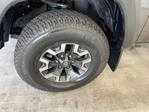 Used 2018 Toyota Tacoma TRD Off-Road AWD/4WD image 10