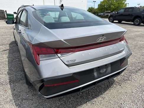 Used 2025 Hyundai Elantra Limited FWD image 7