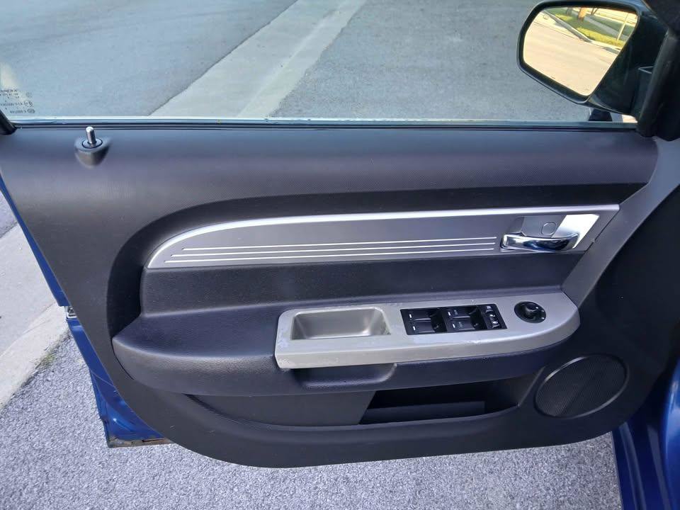 Used 2009 Chrysler Sebring Touring FWD image 7