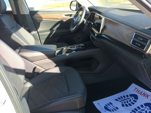 Used 2024 Volkswagen Atlas SE image 30