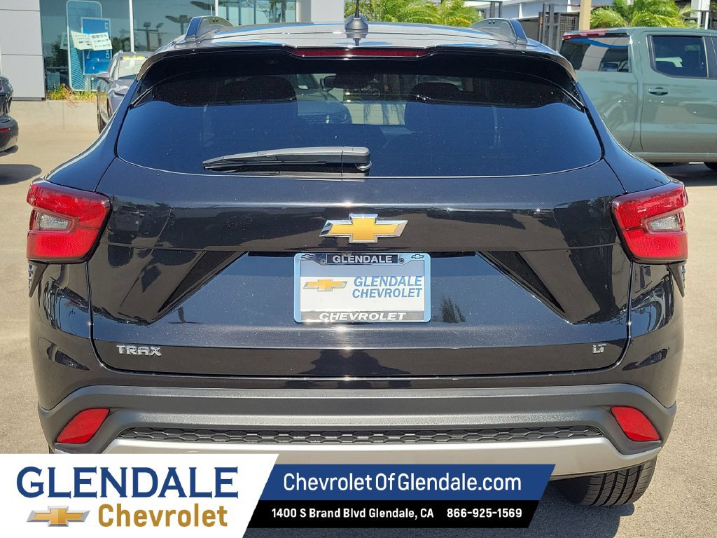 Used 2025 Chevrolet Trax LT FWD image 4