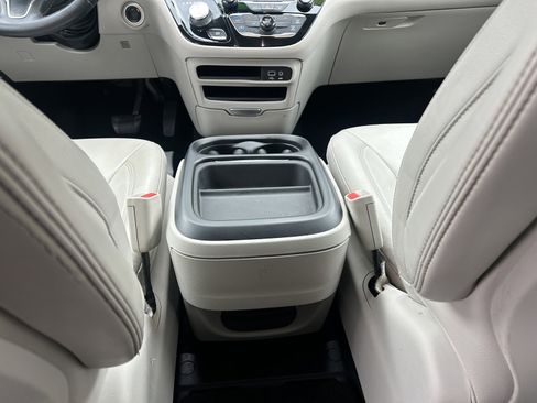 Used 2017 Chrysler Pacifica Touring-L w/ Tire & Wheel Group FWD image 20