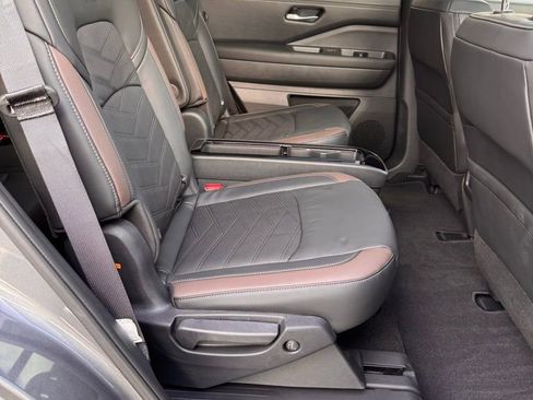 Used 2025 Nissan Pathfinder Platinum image 14