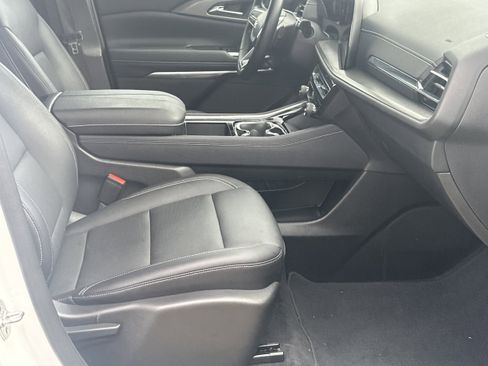 Used 2025 Chevrolet Traverse LT image 13