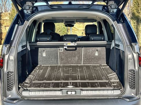 Certified 2025 Land Rover Discovery S image 18
