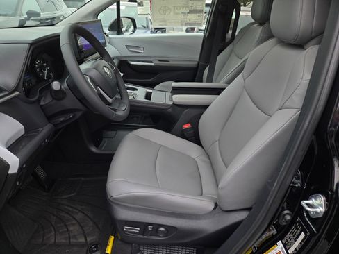 Certified 2026 Toyota Sienna XLE FWD image 16