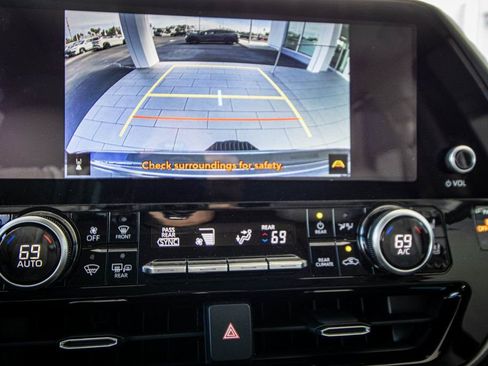 Used 2023 Toyota Highlander Limited image 4