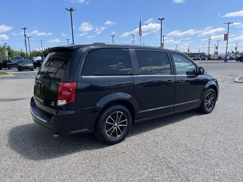 Used 2019 Dodge Grand Caravan SXT FWD image 4