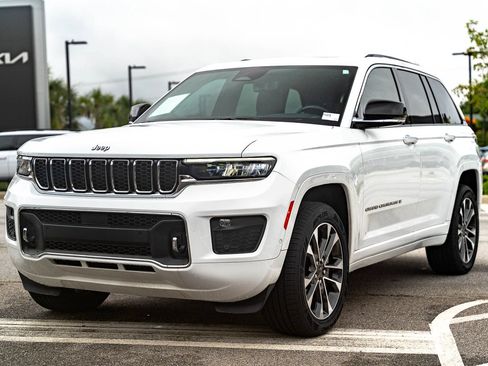 Used 2022 Jeep Grand Cherokee Overland w/ Luxury Tech Group IV AWD/4WD image 4