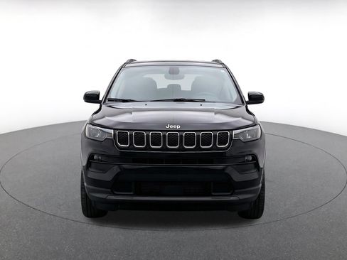 Used 2025 Jeep Compass Latitude AWD/4WD image 2