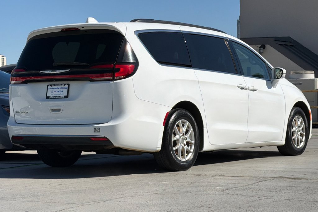 Used 2022 Chrysler Pacifica Touring-L FWD image 5