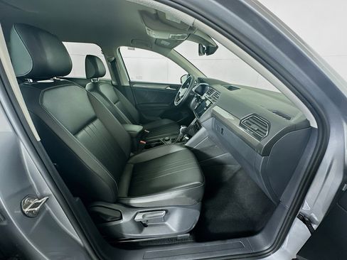 Used 2024 Volkswagen Tiguan SE image 32